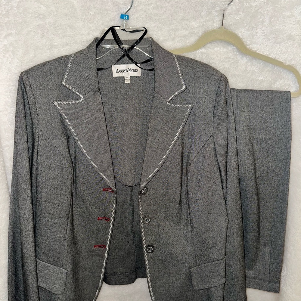 Danny and Nicole Gray Women’s Pantsuit    NWOT